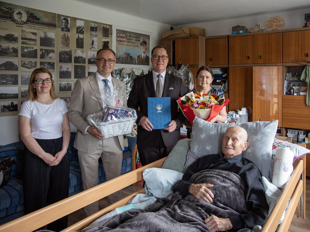 Kapitan Tadeusz Lutak świętuje 108. urodziny